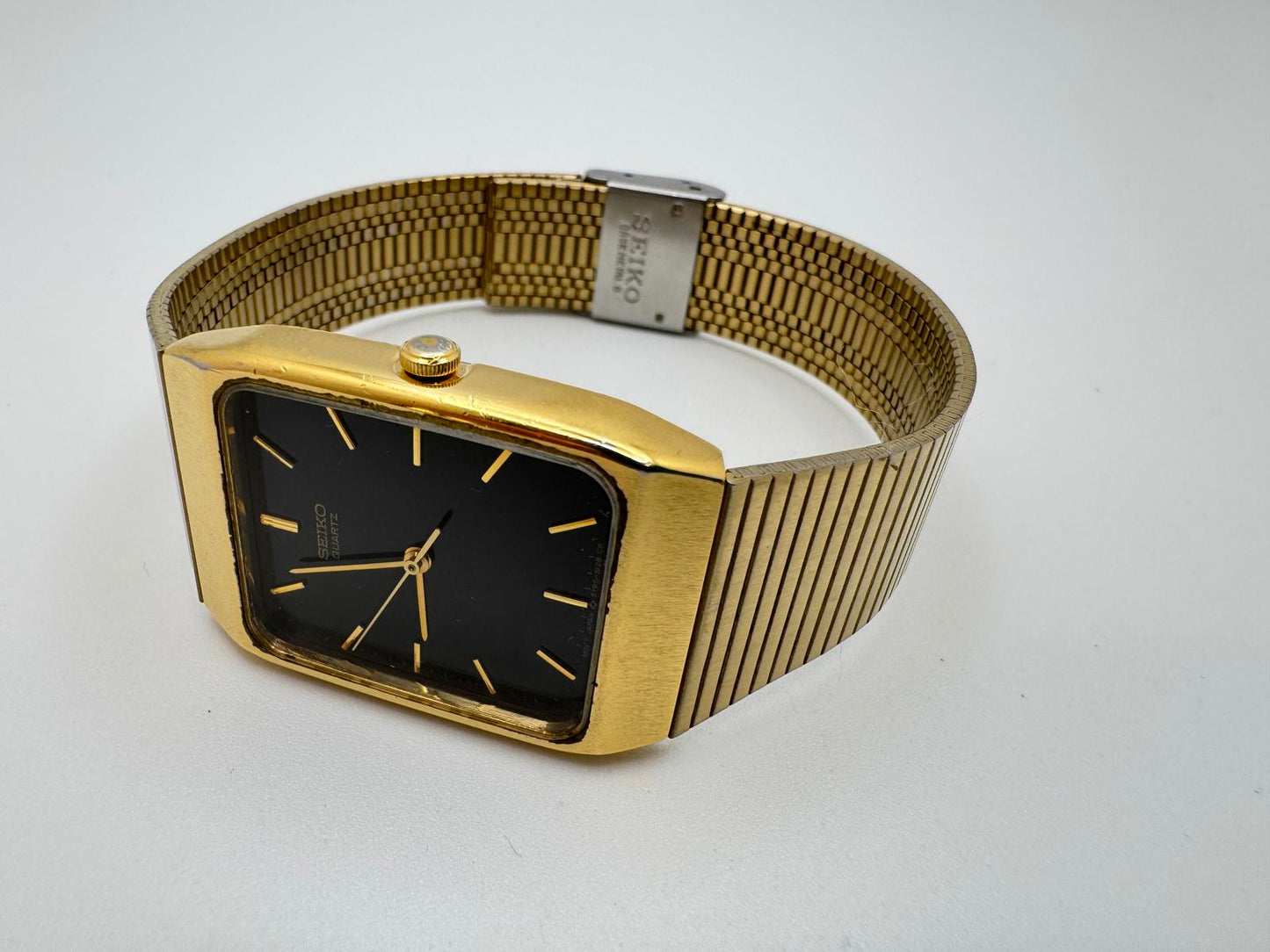 Vintage Seiko Quartz Men’s Watch – 26mm Gold Rectangular Case, Black Dial
