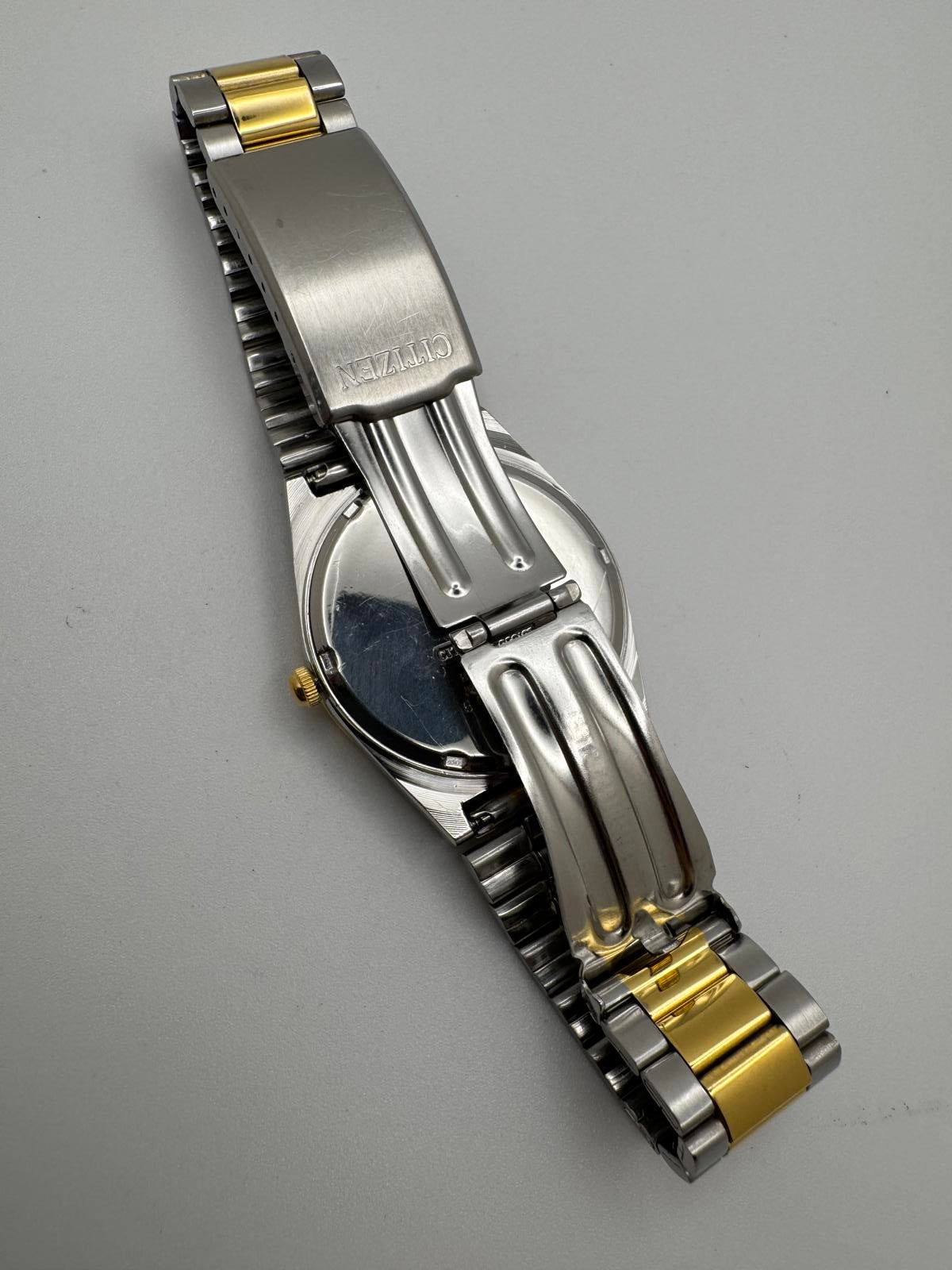 Vintage Citizen Quartz Men’s Watch – 33mm Two-Tone Gold Silver, Day-Date, 1980s