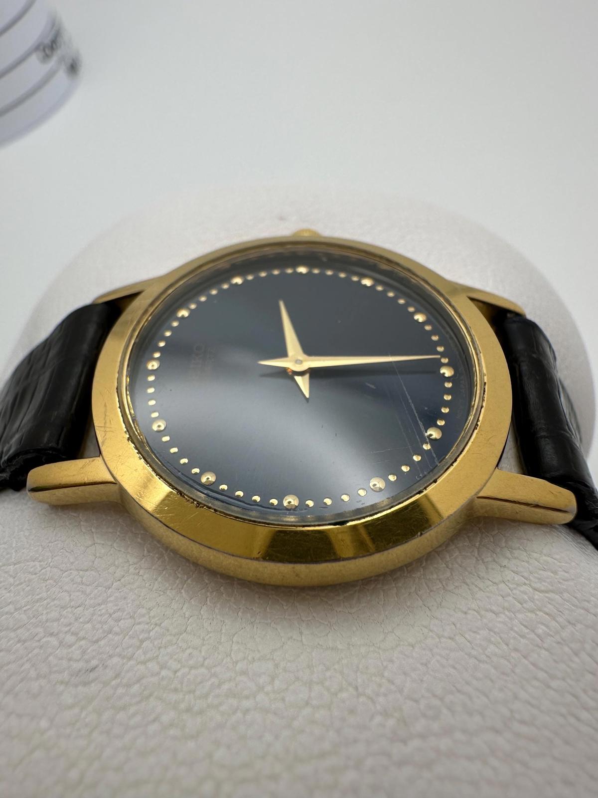 Vintage Seiko Quartz Watch – Gold-Tone Case, Minimalist Black Dial, 27mm