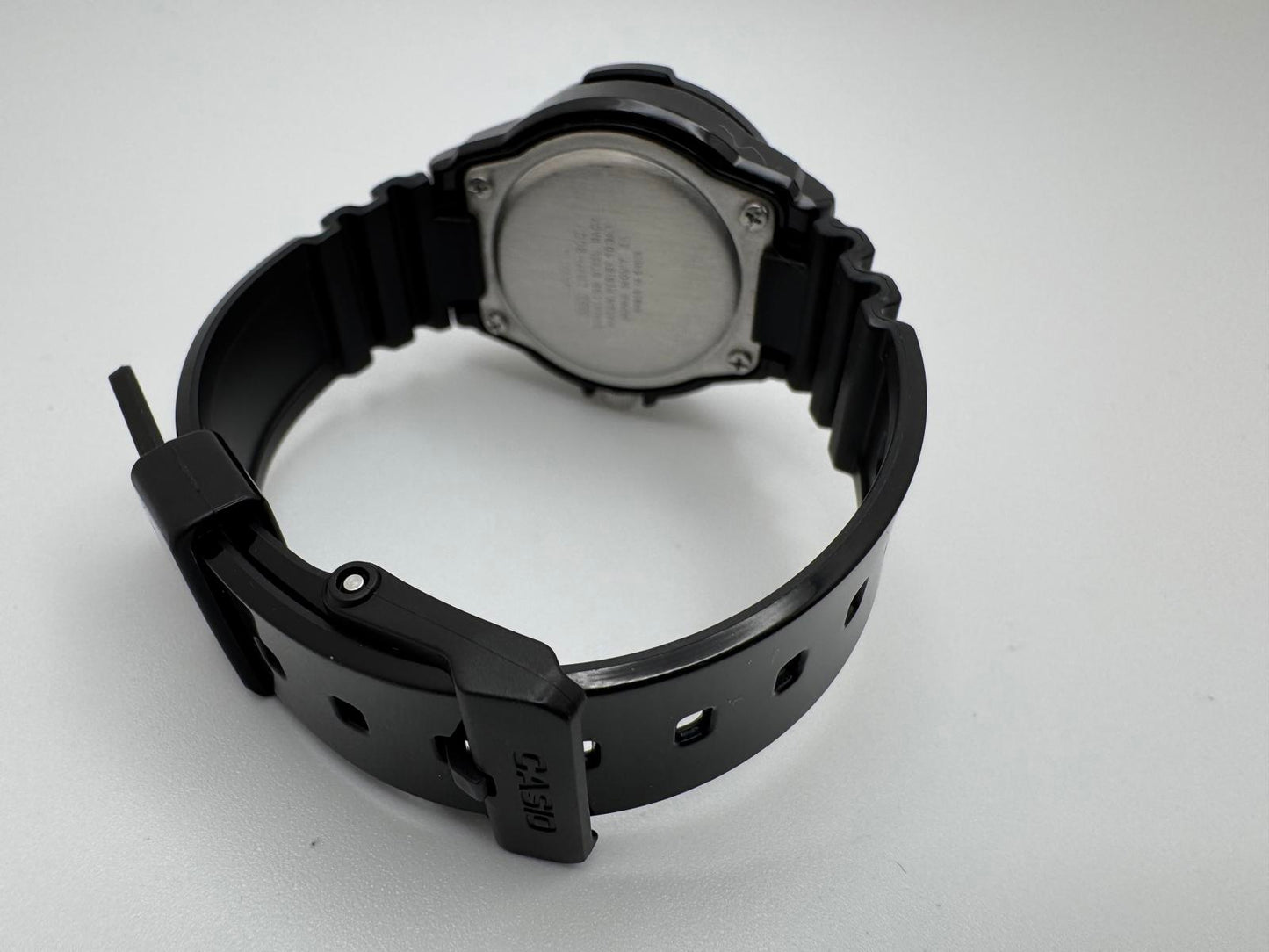 Casio MRW-200H Quartz Diver Watch – 33mm White Dial, 100M Water Resistant Unisex