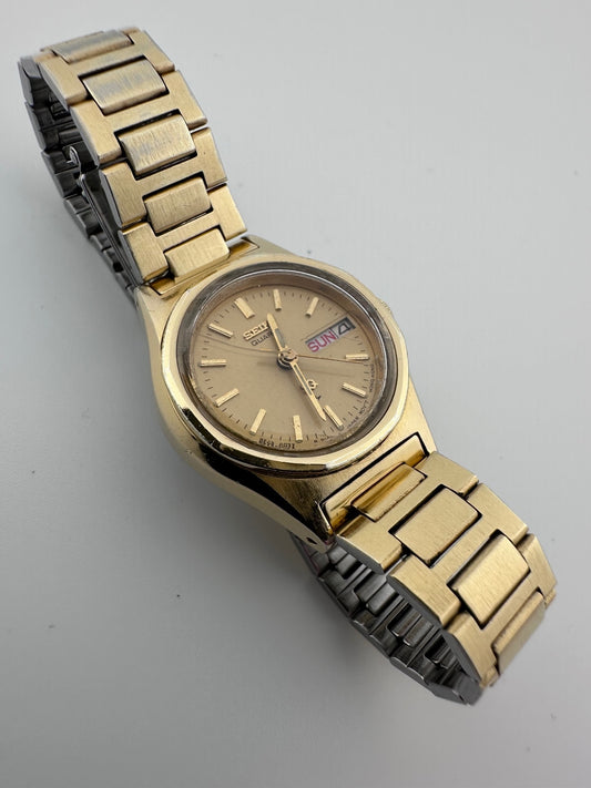 Vintage 1982 Seiko SQ Women’s Gold Tone Quartz Watch 23mm Day Date 8523-002X