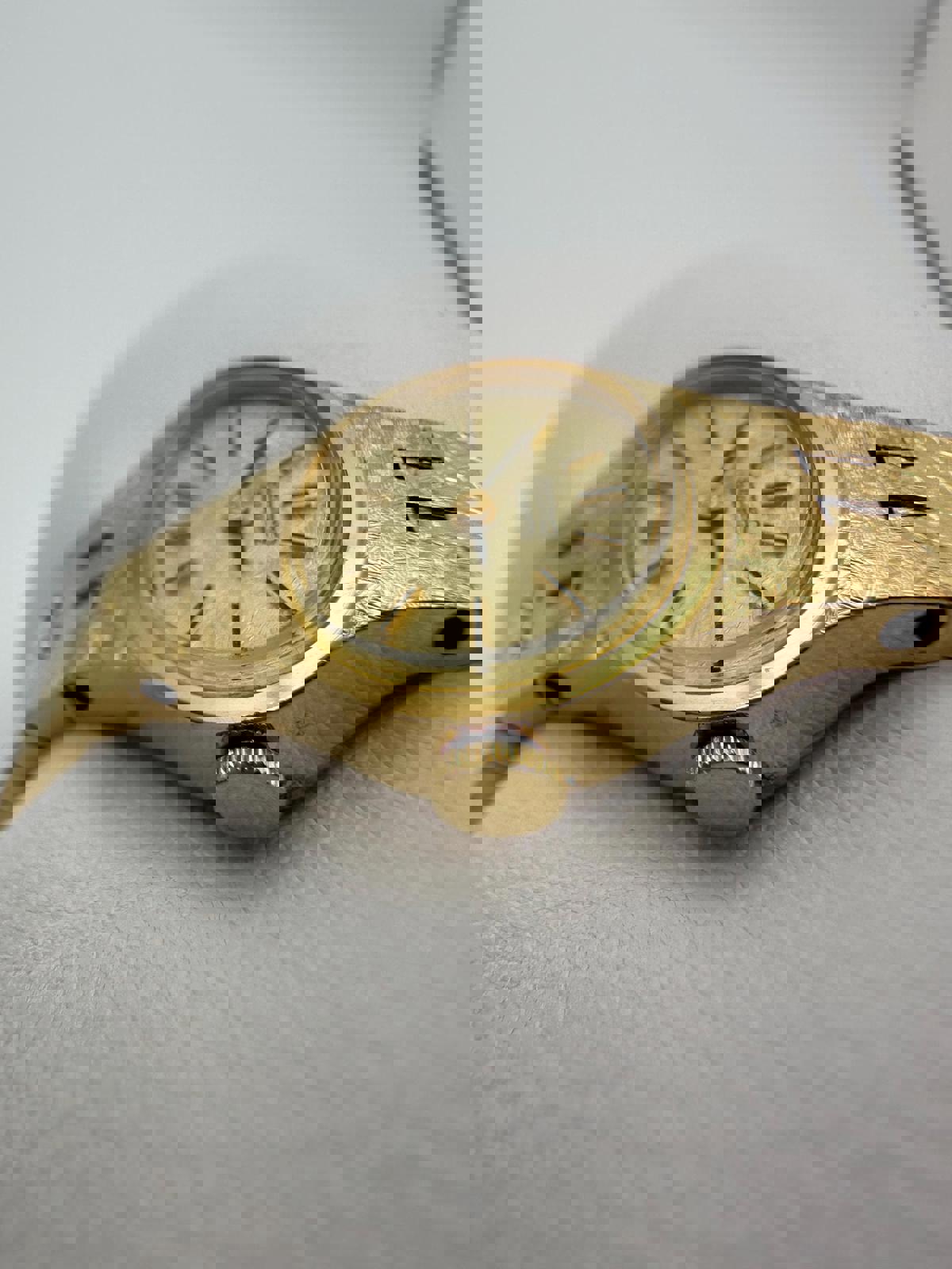 Vintage Seiko Quartz 1400-7389 Gold-Tone Textured Bracelet Watch – 1980s