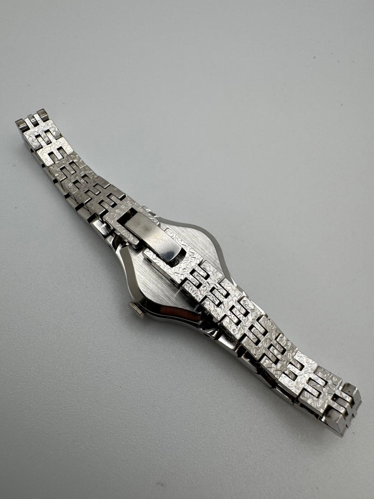 Vintage Seiko Quartz Women’s Watch – Petite 17mm – 1970s/80s Era – Fresh Battery